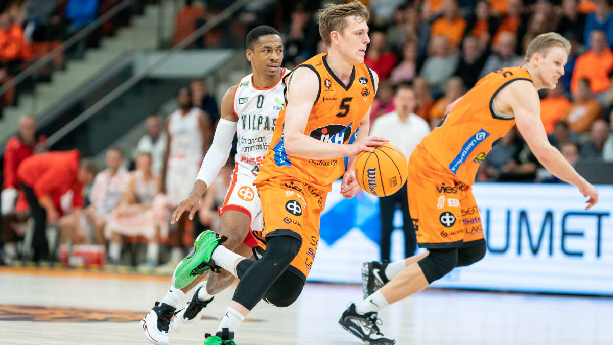 Henri Kantonen 5.10.2022 Korisliigan ottelussa Karhu Basket vastaan Salon Vilpas.