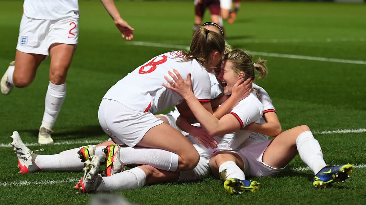 Englannin naisten jalkapallomaajoukkue tuulettaa maassa osumaa.