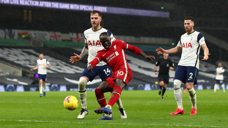 Sadio Mané tekee maalin Liverpoolille Tottenhamia vastaan.