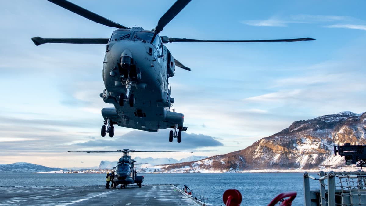 Kuljetushelikopteri Merlin laskeutuu Britannian laivaston maihinnousutukialus HMS Royal Albionin komentosillalle.