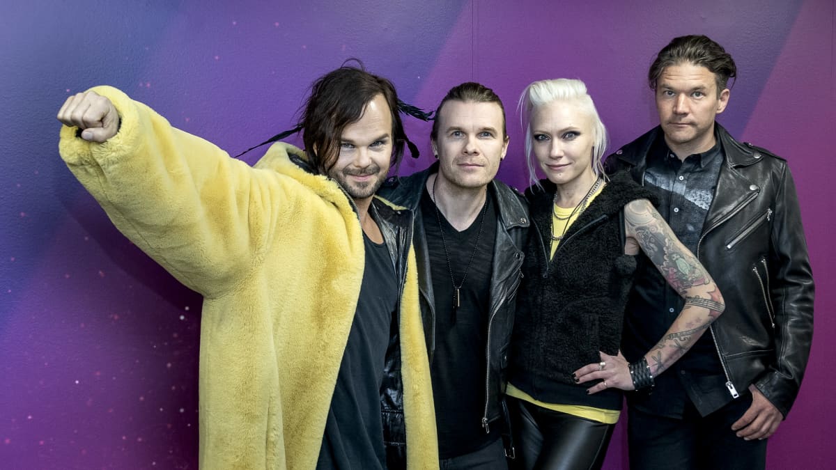 The Rasmus -yhtyeen neljä jäsentä poseeraa kameralle.