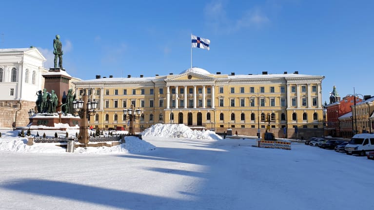 Valtioneuvoston linna talvisena pakkaspäivänä. Suomen valtiolippu liehuu Valtioneuvoston linna katolla Runebergin päivän kunniaksi.