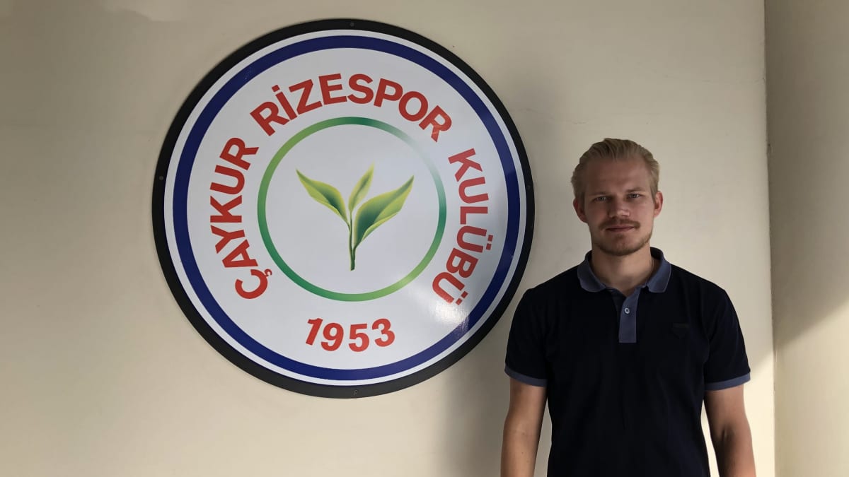 Joel Pohjanpalo bredvid Rizespors klubbemblem.