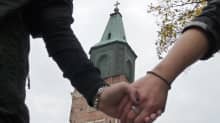 Samkönade par och Åbo domkyrka.