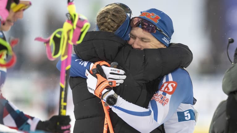 Johanna Matintalo ja Lauri Vuorinen molemmat podiumilla Lahdessa 1.3.2024.