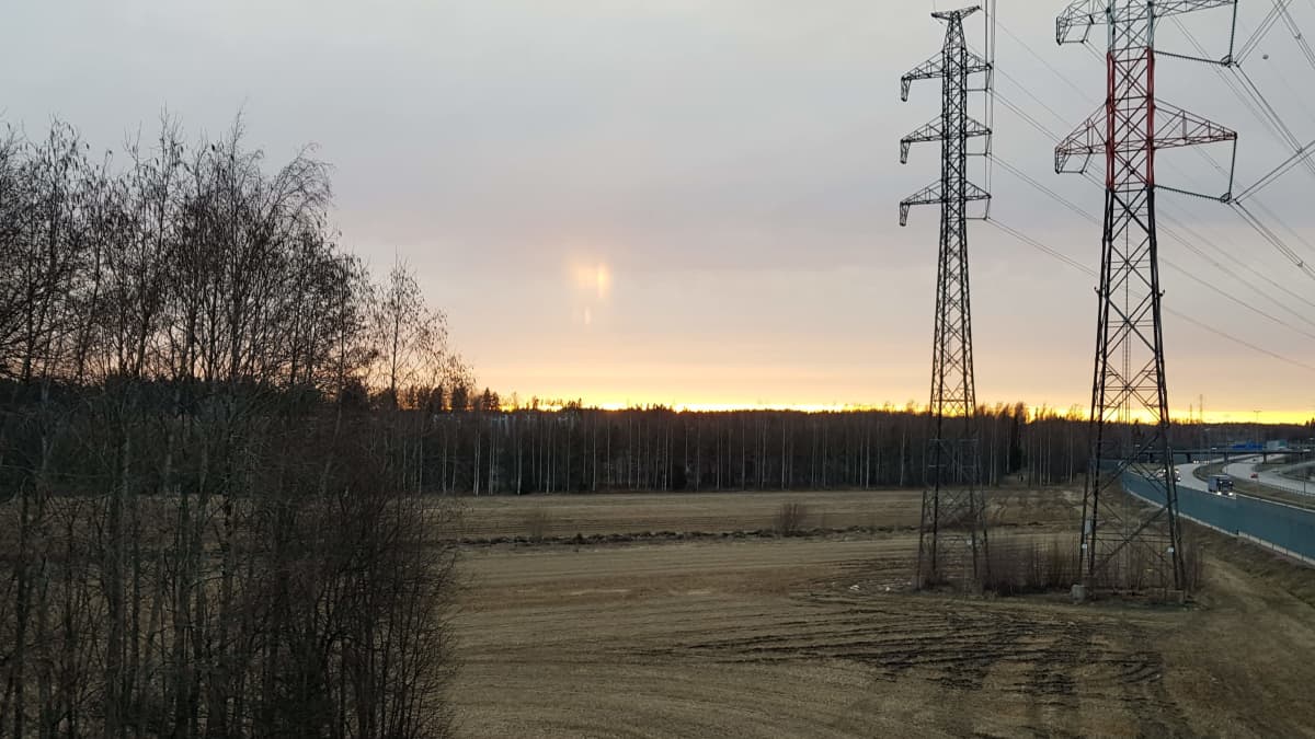 Heijastus-ala-aurinko Vantaan Ojangossa.