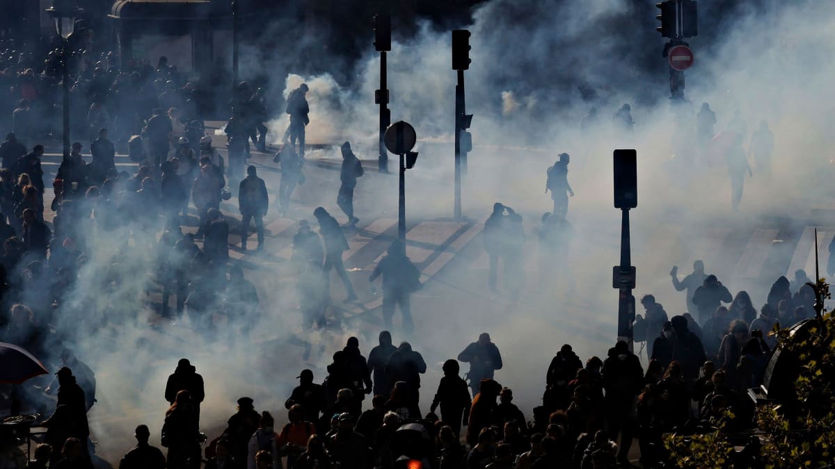 Mielenosoittajia kyynelkaasun keskellä Pariisissa 13. huhtikuuta 2023.