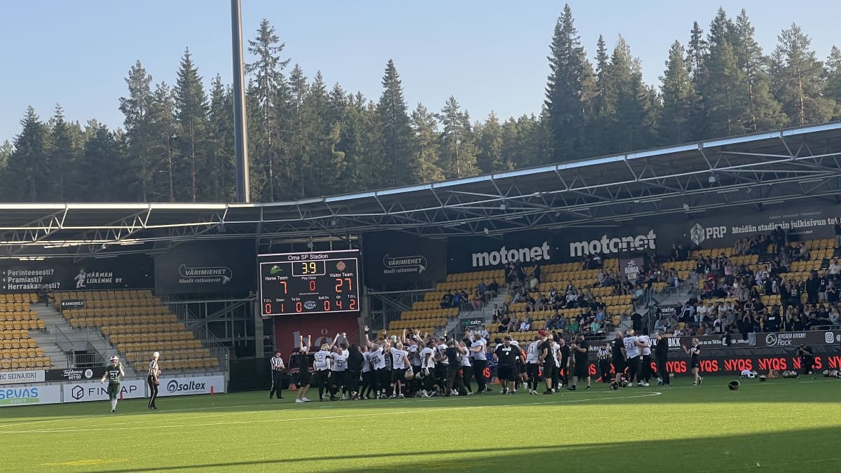 The Porvoo Butchers celebrate their victory in the 2023 Maple Bowl. 