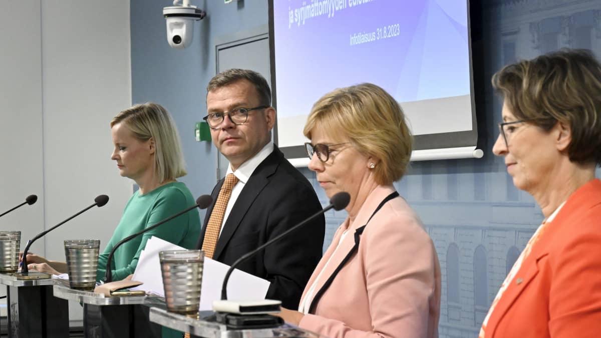 Perussuomalaisten puheenjohtaja Riikka Purra (vas), kokoomuksen puheenjohtaja, pääministeri Petteri Orpo, rkp:n puheenjohtaja Anna-Maja Henriksson sekä kristillisdemokraattien puheenjohtaja Sari Essayah kertoivat hallituksen tiedonannosta yhdenvertaisuuden, tasa-arvon ja syrjimättömyyden edistämiseksi tiedotustilaisuudessa Helsingissä.