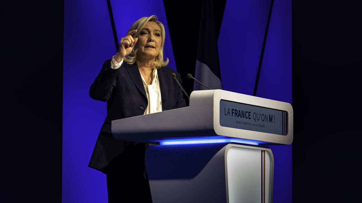 Kansallisen liittouman presidenttiehdokkaan -  Marine Le Pen - tilaisuus