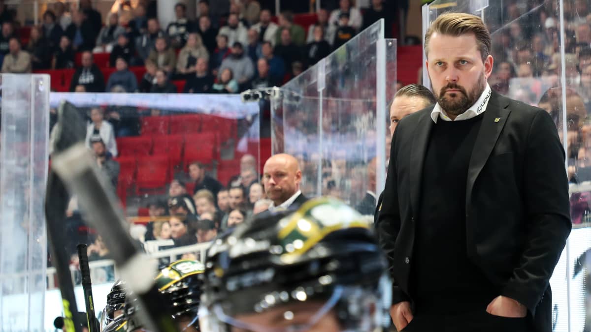Antti Pennanen joukkueensa takana vaihtopenkillä.