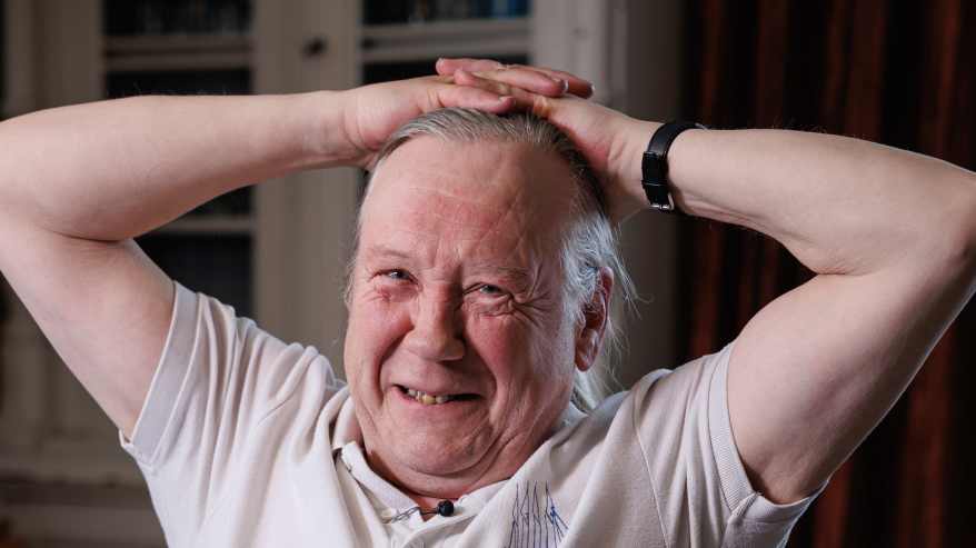 Arto Junttila hymyilee kameralle.