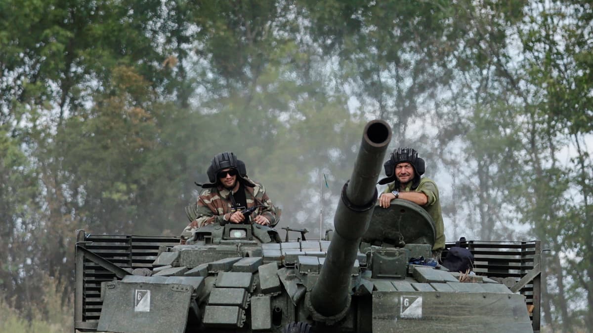 Ukrainalaisia sotilaita panssarivaunun päällä.