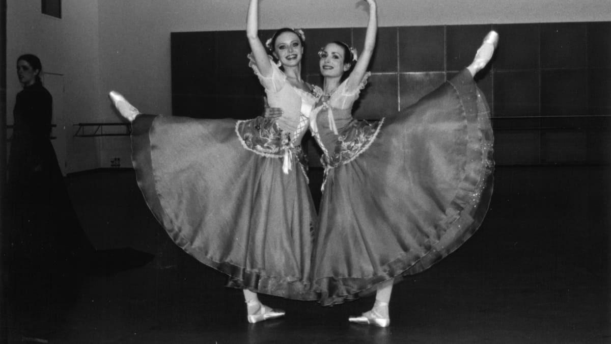 Mustavalkoisessa kuvassa on kaksi balettitanssijaa eiintymispuvuissa. Oikeanpuoleinen on Jenny Jägerhorn.