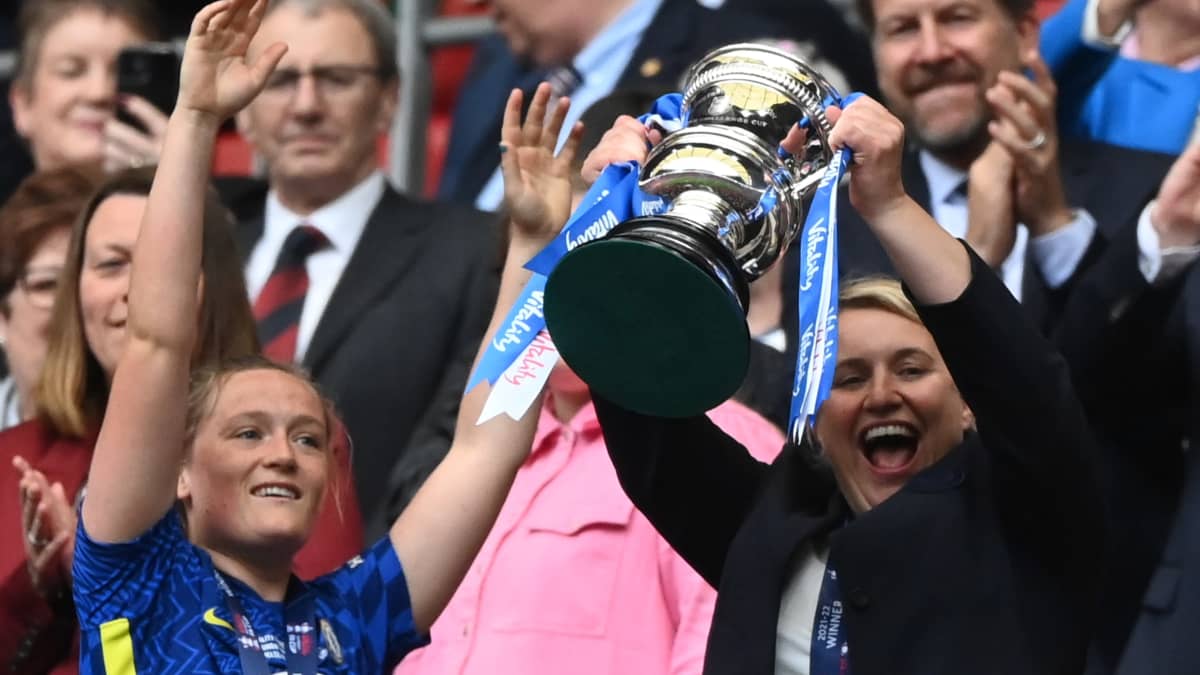 Emma Hayes kohottaa pokaalia toukokuussa 2022.