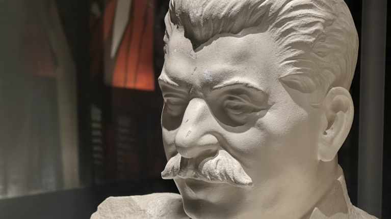 Valkoinen, kipsistä tehty Stalinin rintakuva Lenin-museossa.