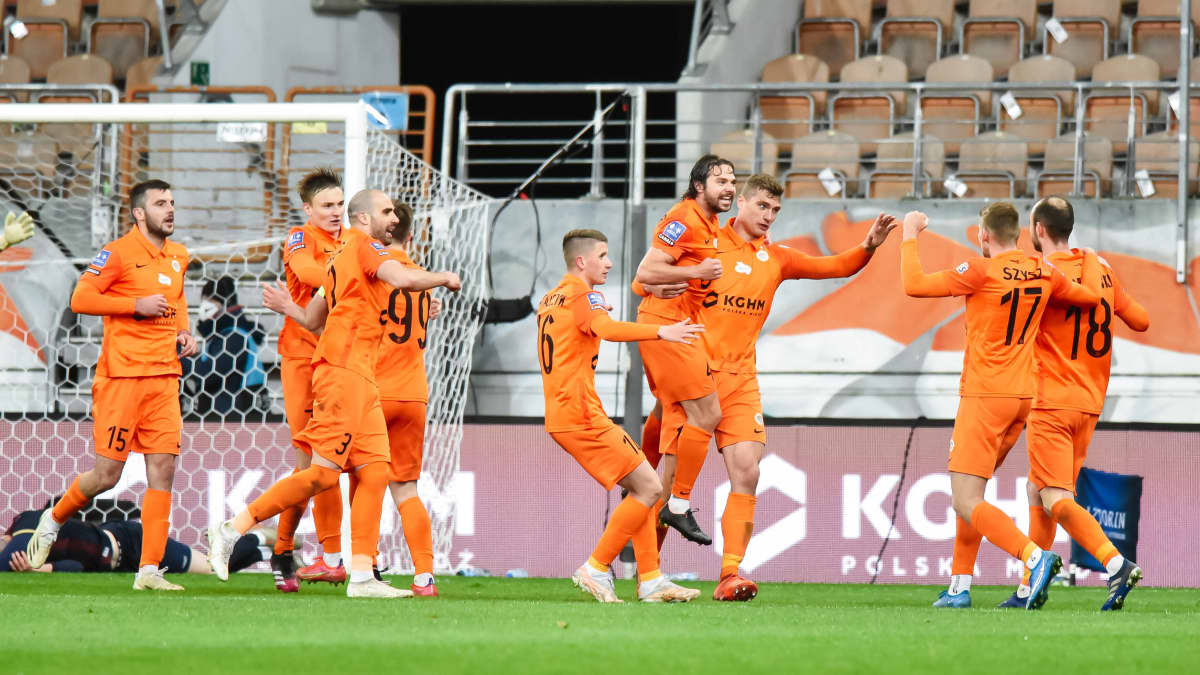 Nykyään Vaasan Palloseuraa edustava Jevgeni Baškirov (kesk.) pelasi Puolassa vuosina 2019-2022. 