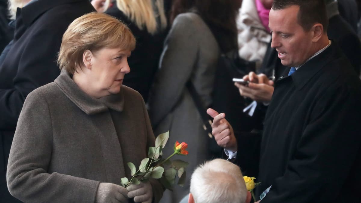 Saksan liittokansleri Angela Merkel sekä Yhdysvaltain sittemmin eronnut suurlähettiläs Richard Grenell (oikealla) Berliinin murtumisen 30-vuotismuistojuhlissa Berliinissä viime marraskuussa.