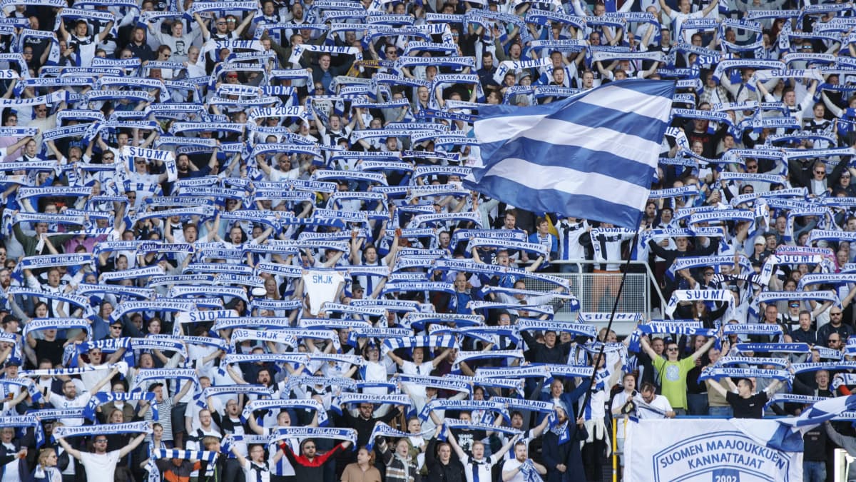 Suomen maajoukkueen kannattajat Bosnia-Hertsegovina-ottelussa 4.6.2022.