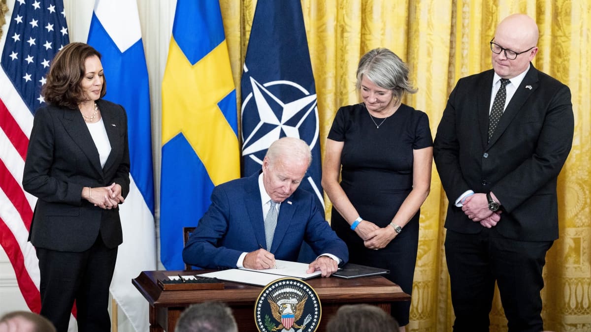 Joe Biden allekirjoittaa Suomen ja Ruotsin Nato jäsenyyden ratifiointi dokumentin.