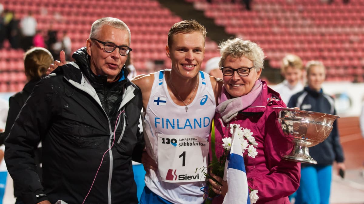 Topi Raitanen poseeraa Ratinan Ruotsi-ottelussa vuonna 2018 vanhempiensa Anssin ja Tuijan kanssa. 
