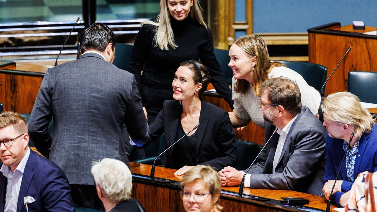 Sanna Marin täysistunnossa, jossa hänen eronsa hyväksyttiin.