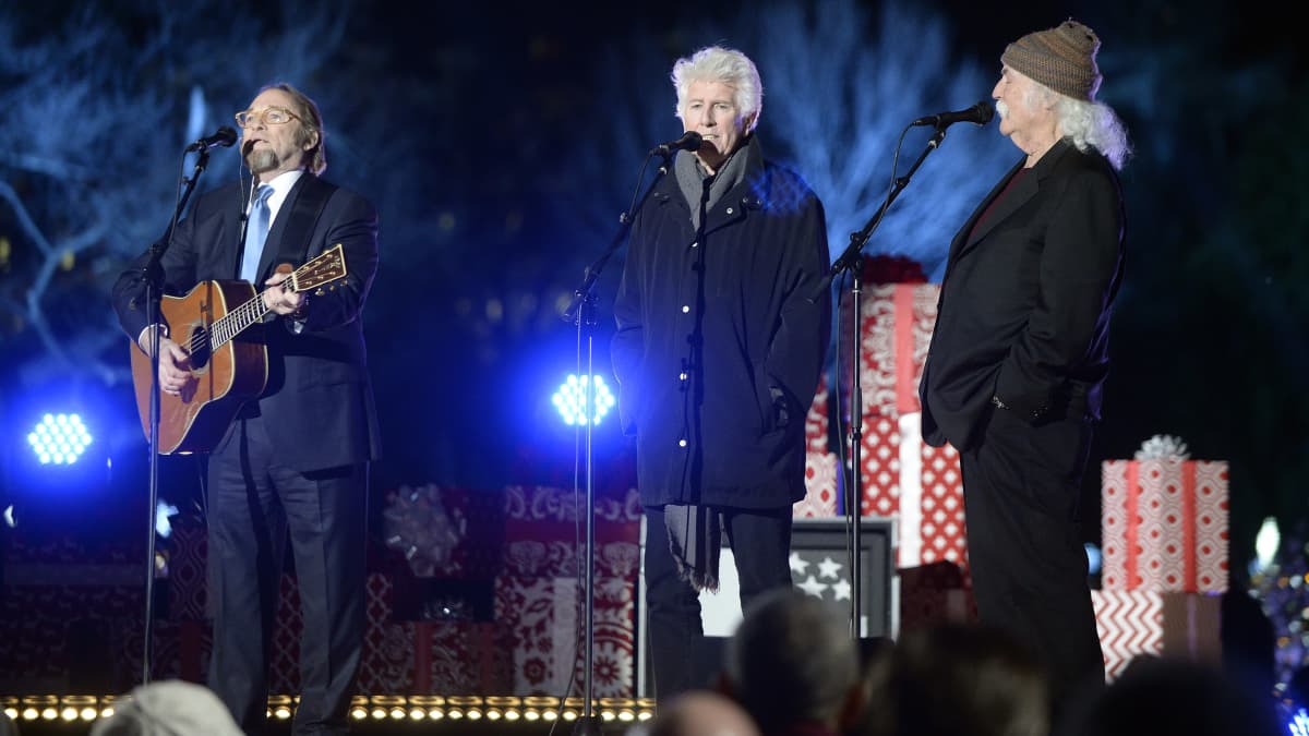 Stephen Stills, Graham Nash ja David Crosby esiintyivät Valkoisen talon puistossa joulukuussa 2015.