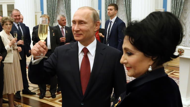 Vladimir Putin ja rytmisen voimistelun valmentajalegenda Irina Viner ovat olleet hyvää pataa jo pitkään. Kaksikko kilisteli yhdessä vuonna 2015.