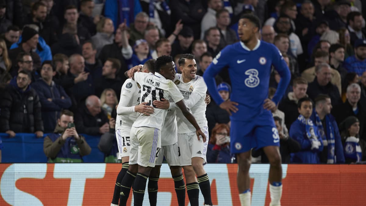 Real Madrid juhlii maalia, Chelsean pelaaja seisoo kentällä pettyneenä. 