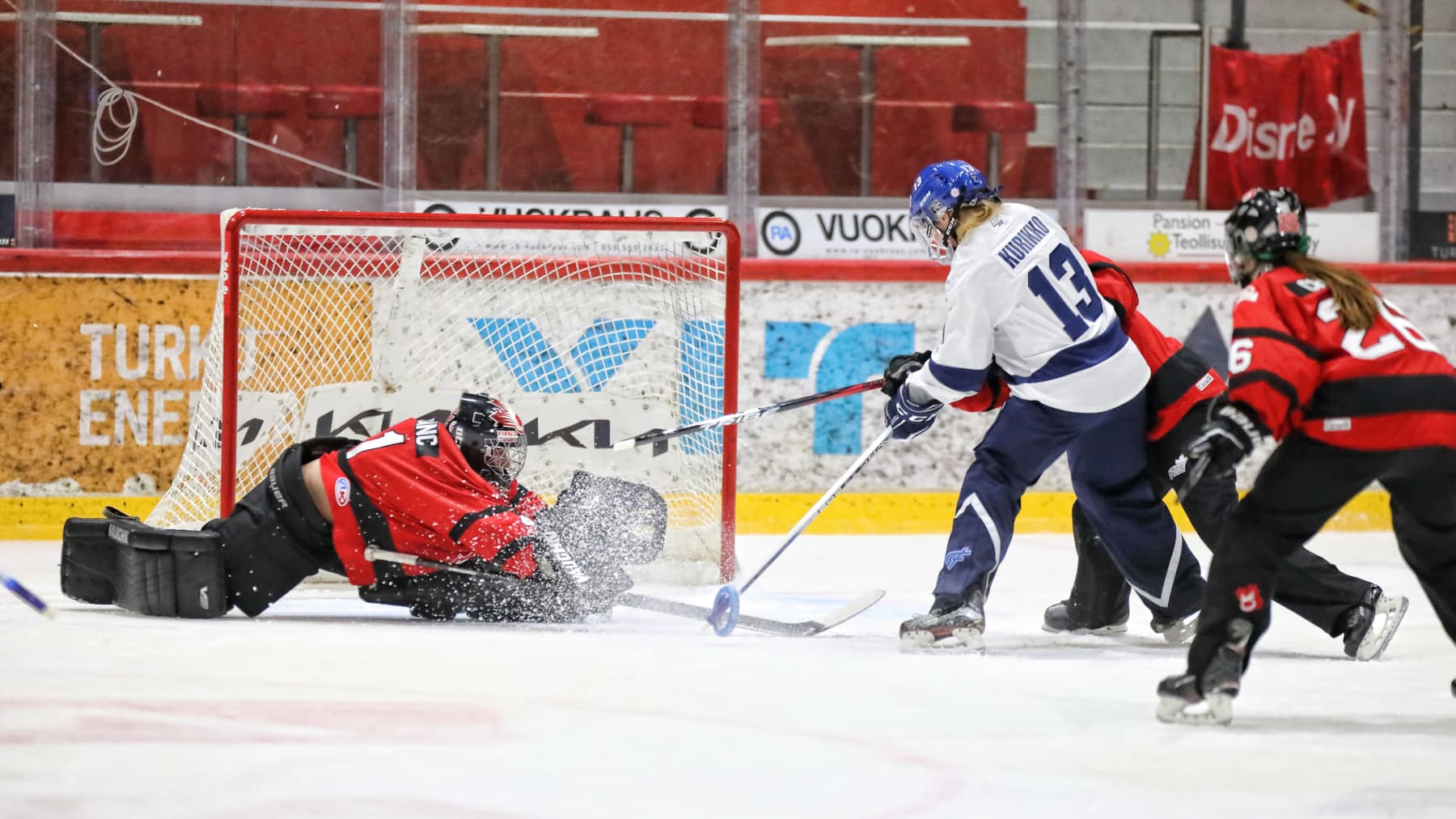 Ringettemaajoukkueen varakapteeni Katariina Kurikko yrittää ohittaa Kanadan maalivahtia.