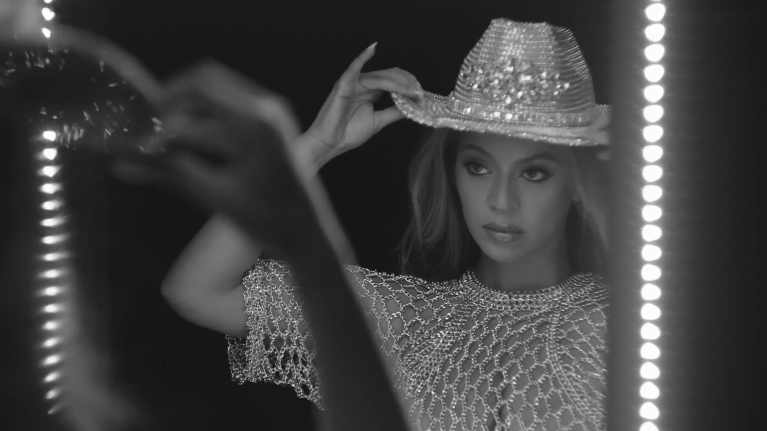 Beyoncé sovittelee peilin ääressä kimallestetsonia.
