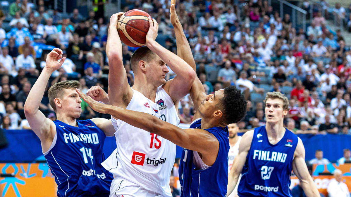 Henri Kantonen ja Shawn Huff yrittävät korin alla kamppailla Serbian ja NBA:n tähtipelaaja Nikola Jokicin vastaan EM-kisoissa 2022. Lauri Markkanen tarkkailee taustalla.