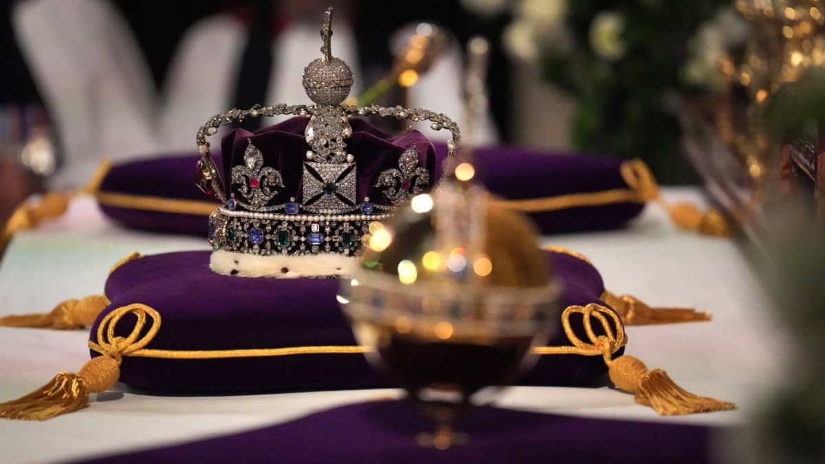 Imperial State Crown -kruunu ja valtakunnanomena samettityynyillä.