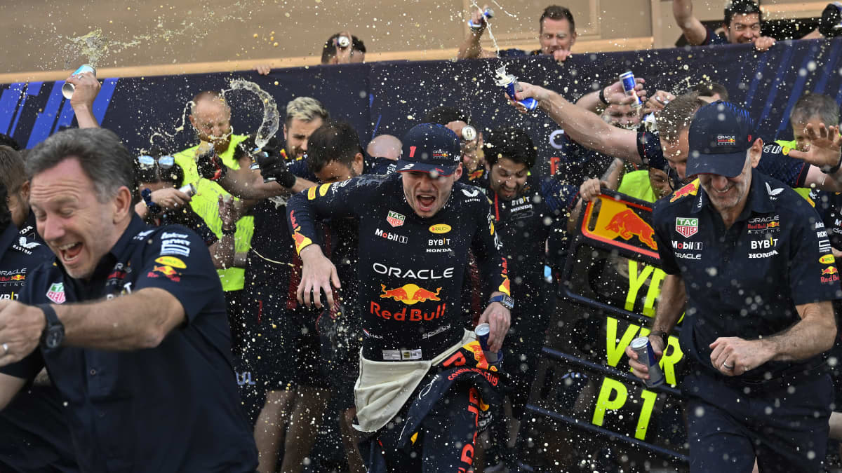 Max Verstappen ja muu Red Bullin väki juhlivat voittoa Espanjassa.