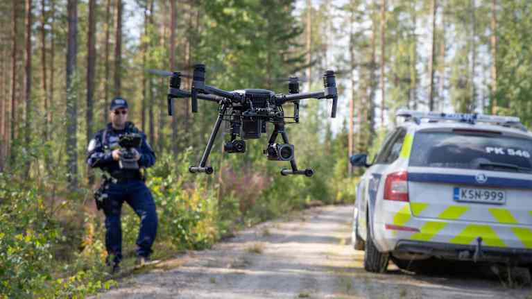 Poliisi lennättää droonia.