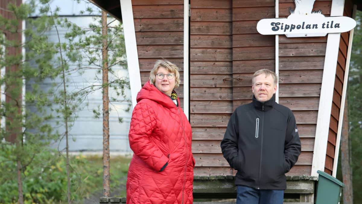 Ulla Koivisto ja Jari Sippola juttelevat maitolaiturilla. 
