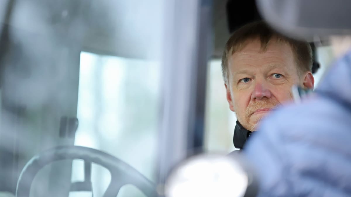 Maatalousyrittäjä Jari Sippola traktorin hytissä. 