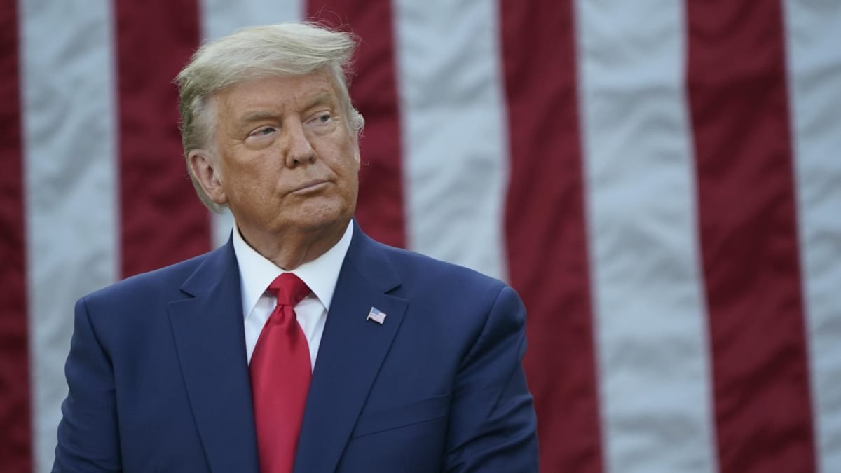 Trump taustallaan USA:n lippu.