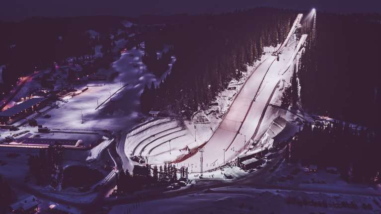 Trondheimin hiihtostadion kuvassa.