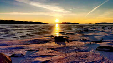 Auringonsilta meren jäällä