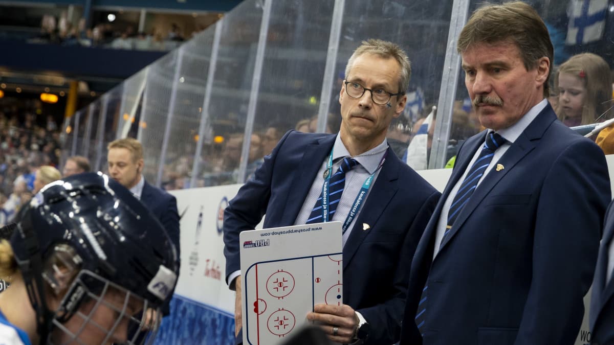 Naisleijonien valmentajat Pasi Mustonen ja Kari Eloranta 2019 MM-kisoissa. 
