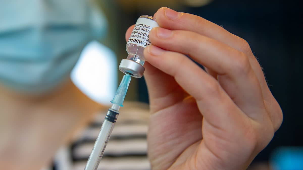 Pfizer-rokotetta valmistava sairaanhoitajat Vantaan Energia Areena rokotuskeskuksessa. 26.5.2021.