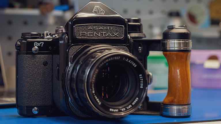 Asahi Pentax 6x7 -filmikamera pöydällä.