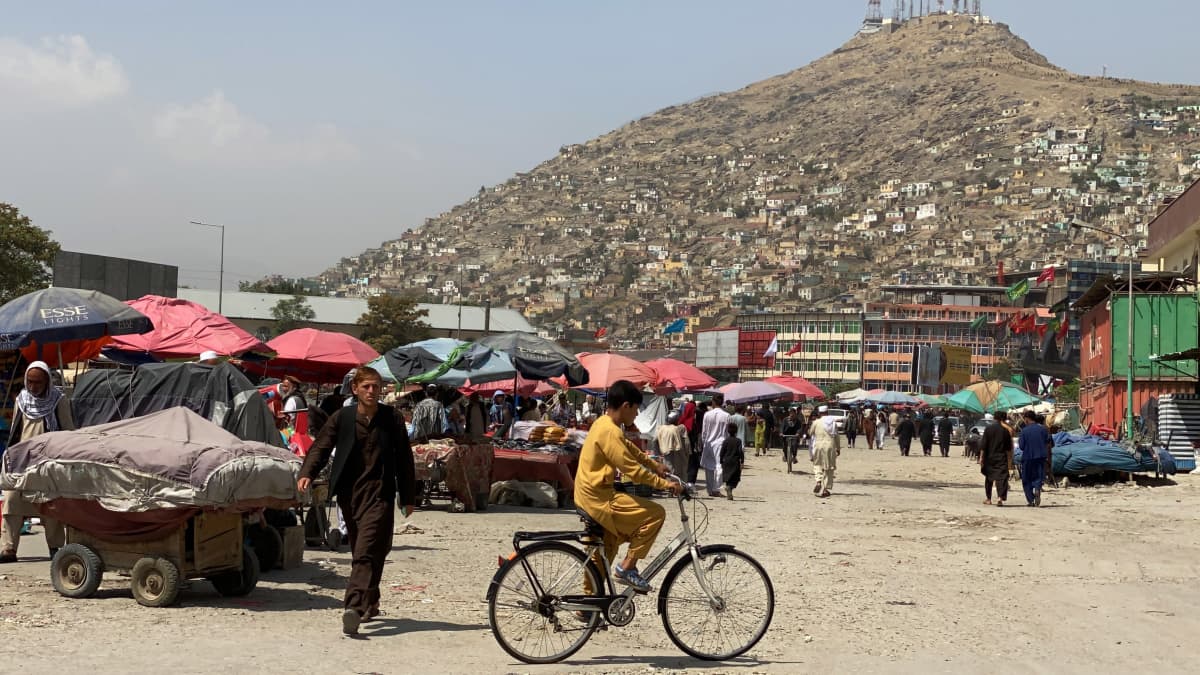 Ihmisiä kadulla Kabulissa.