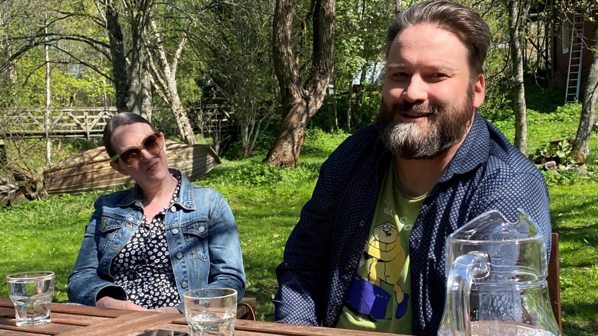 Kirjailija Minna Maijala ja toimittaja Ville Hänninen istuvat Portaan pihalla.