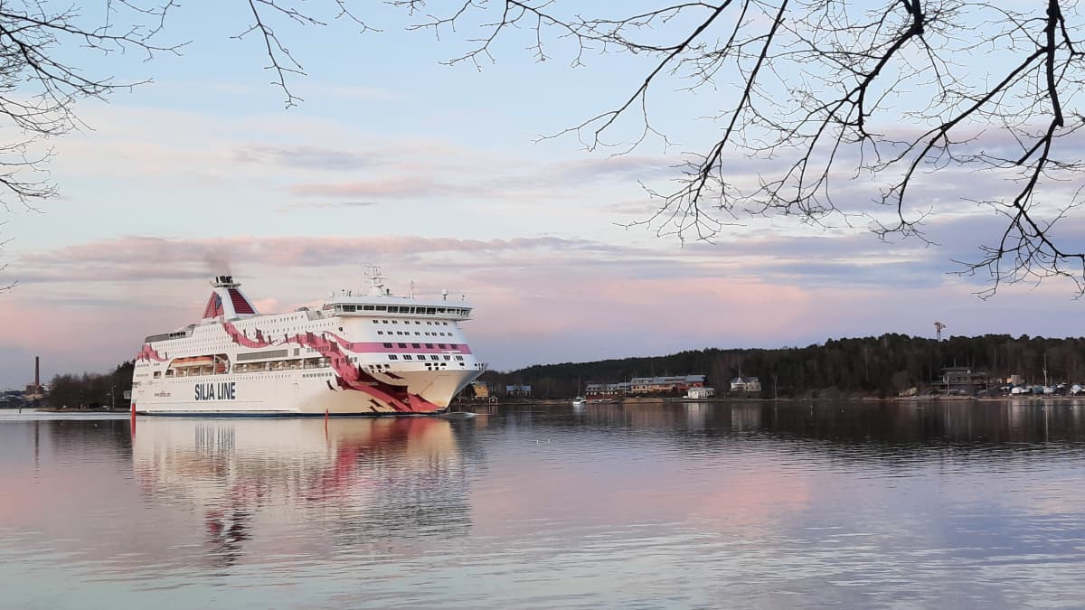 Tallink Siljan Baltic Princess laiva seilaa lähes tyynellä merellä.