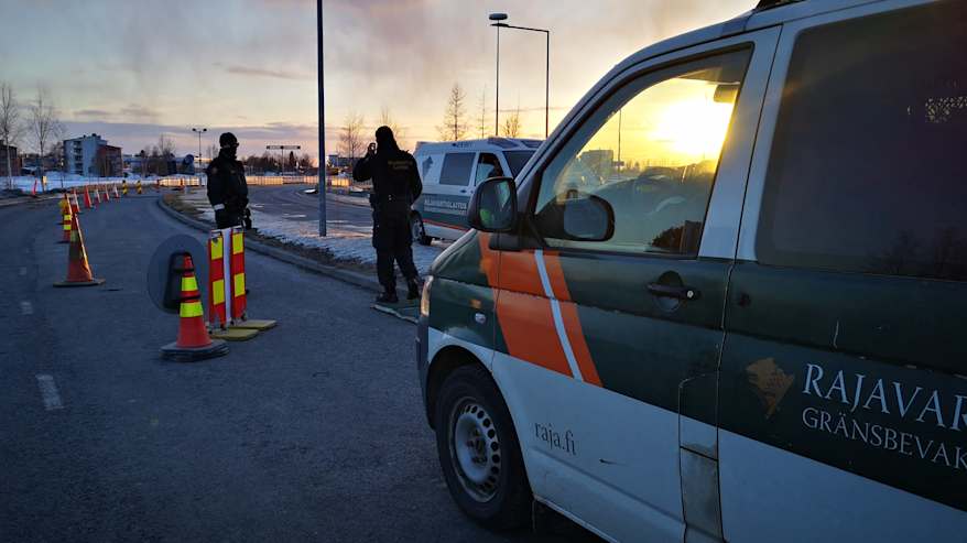 Rajavartioston miehet tekevät liikennevalvontaa Suomen ja Ruotsin rajalla.
