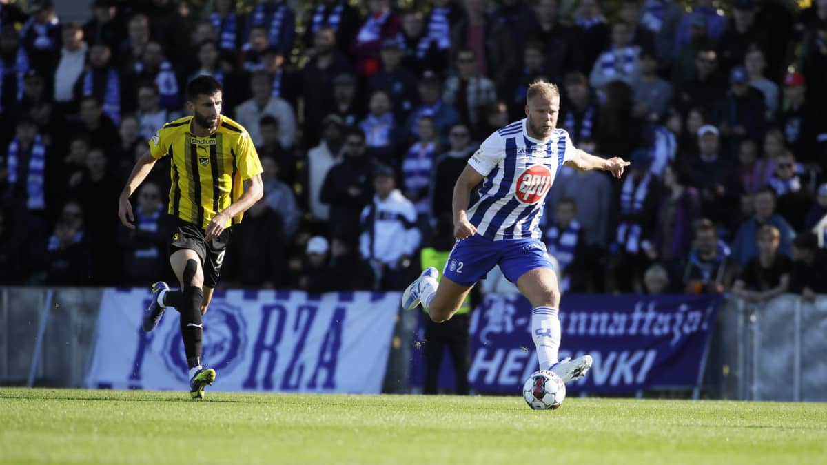  HJK:n Paulus Arajuuri (oik.) ja Hongan Drazen Bagaric sunnuntain ottelussa. 