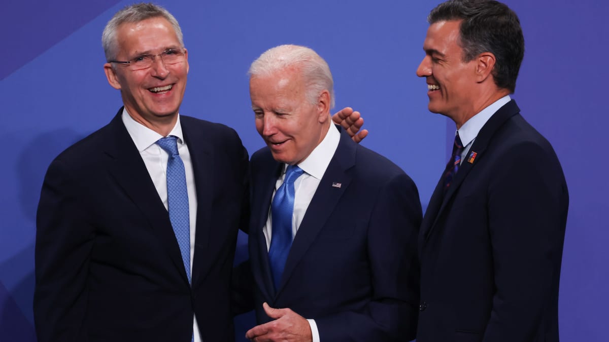 Stoltenberg, Biden ja Espanjan pääministeri Pedro Sanchez naureskelevat Nato-kokouksessa. 