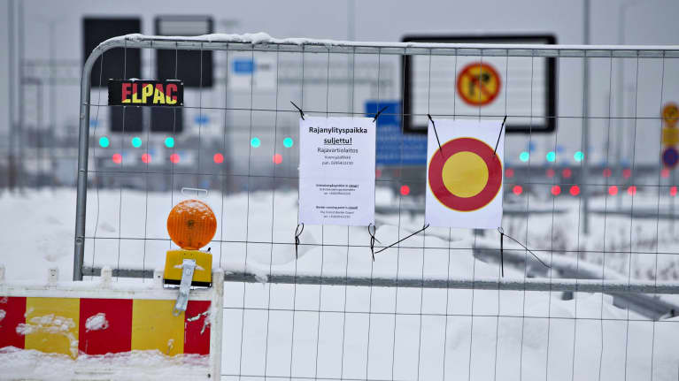 Vaalimaan raja-asemalle on tuotu rauta-aitoja ja kulkuesteitä. Aitaan on kiinnitetty A4-arkki, jossa lukee että rajanylityspaikka on suljettu.